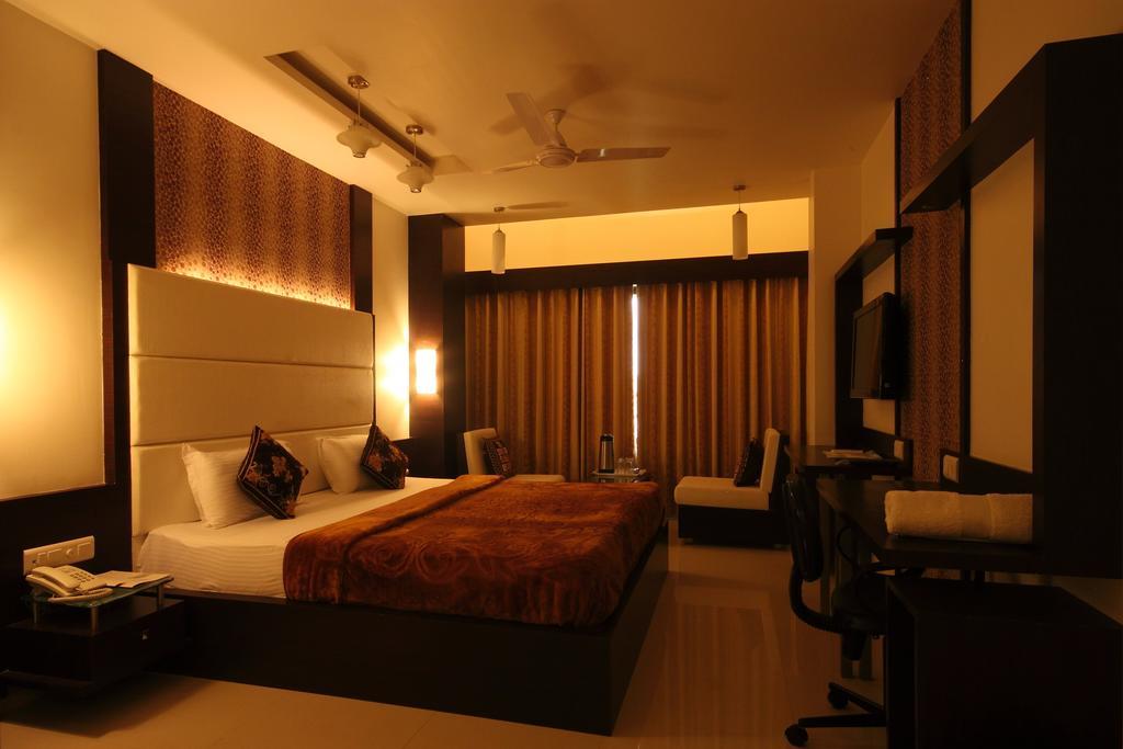 Hotel Apex Surat Oda fotoğraf