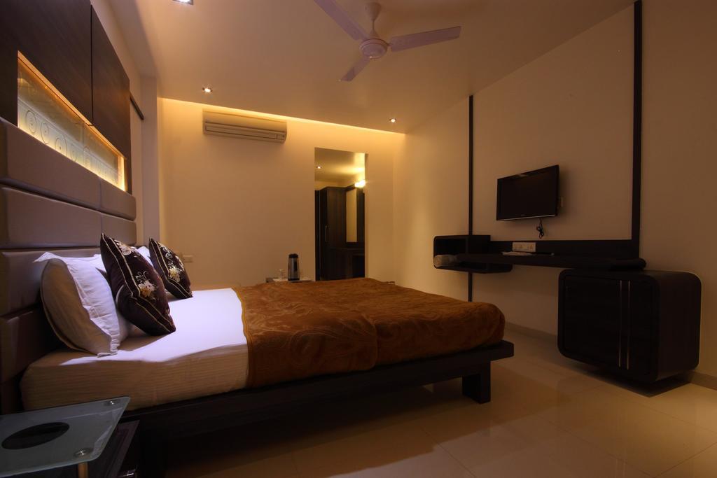Hotel Apex Surat Oda fotoğraf