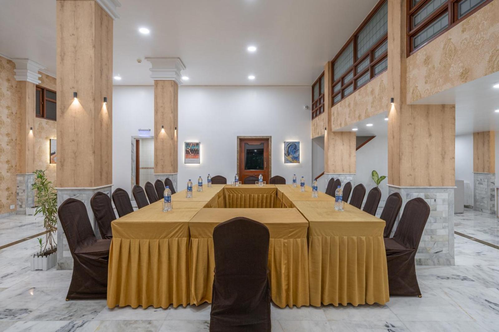 Hotel Apex Surat Dış mekan fotoğraf