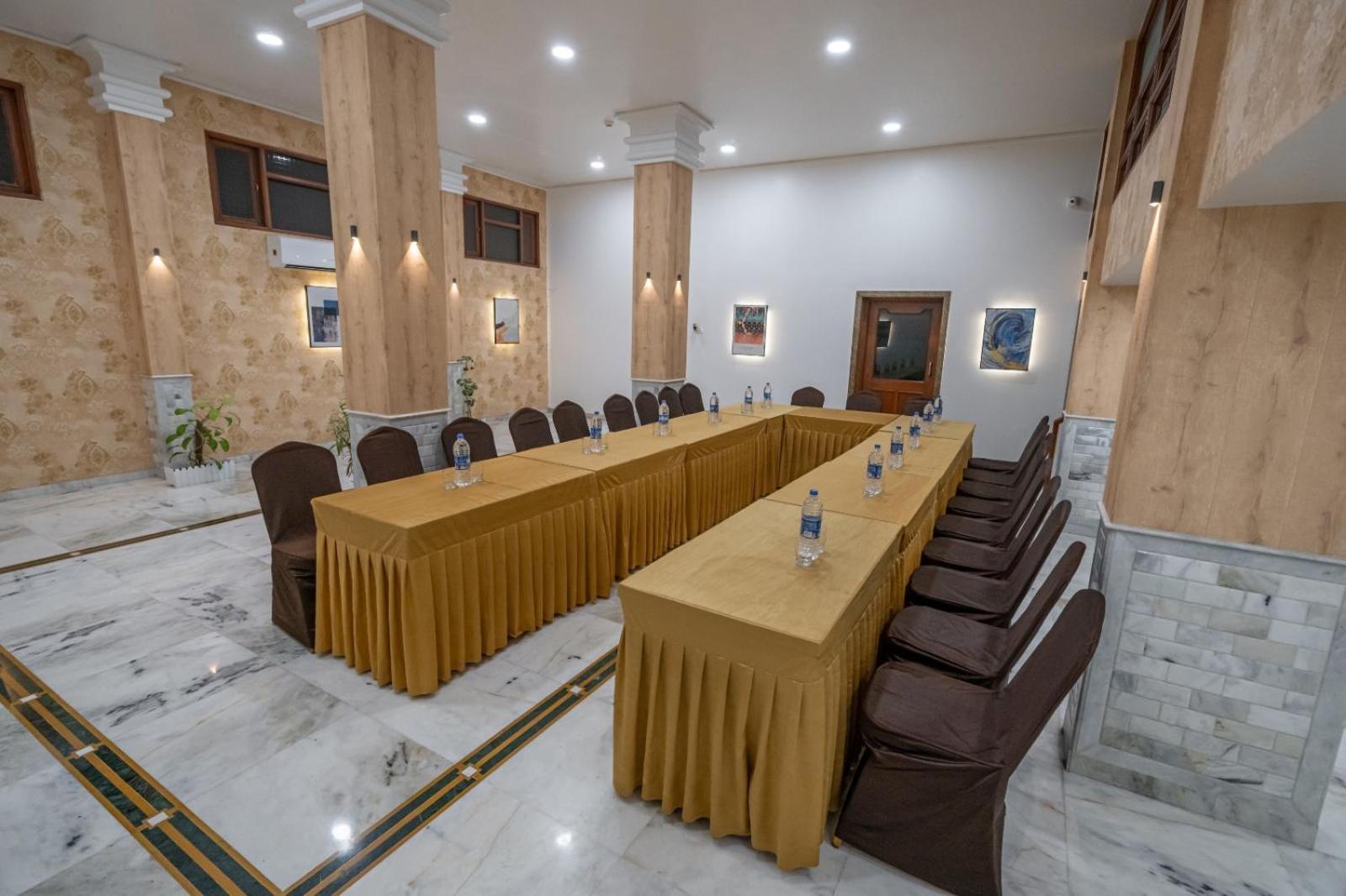Hotel Apex Surat Dış mekan fotoğraf