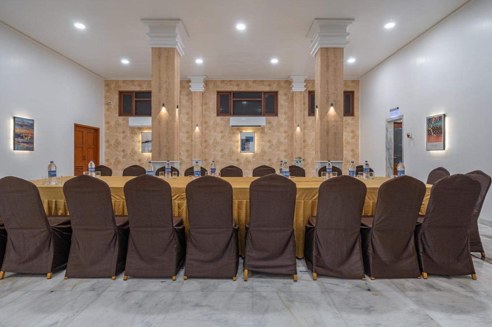 Hotel Apex Surat Dış mekan fotoğraf