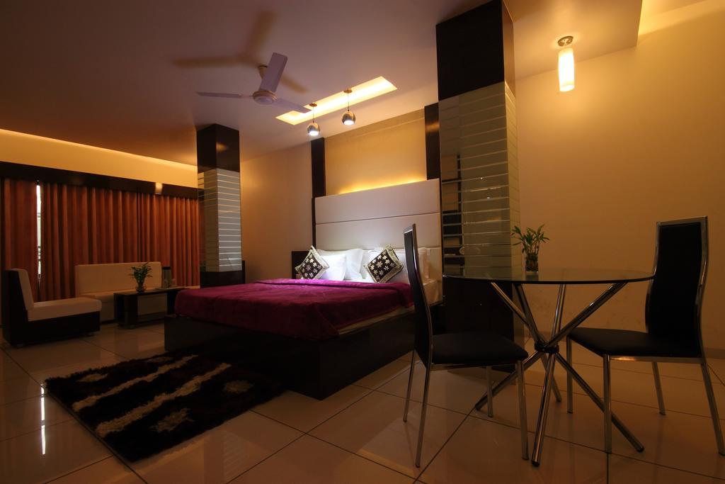 Hotel Apex Surat Oda fotoğraf