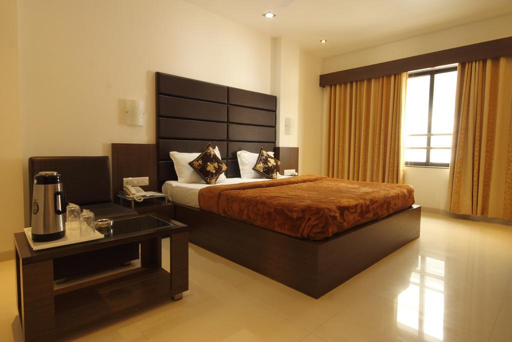 Hotel Apex Surat Oda fotoğraf
