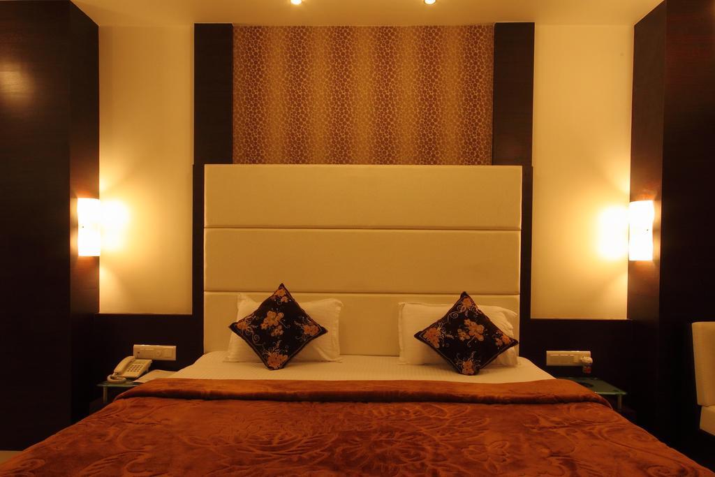 Hotel Apex Surat Oda fotoğraf