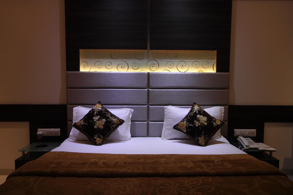 Hotel Apex Surat Oda fotoğraf