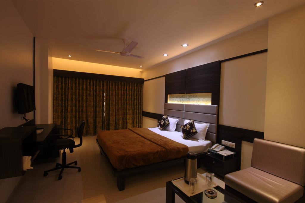 Hotel Apex Surat Oda fotoğraf