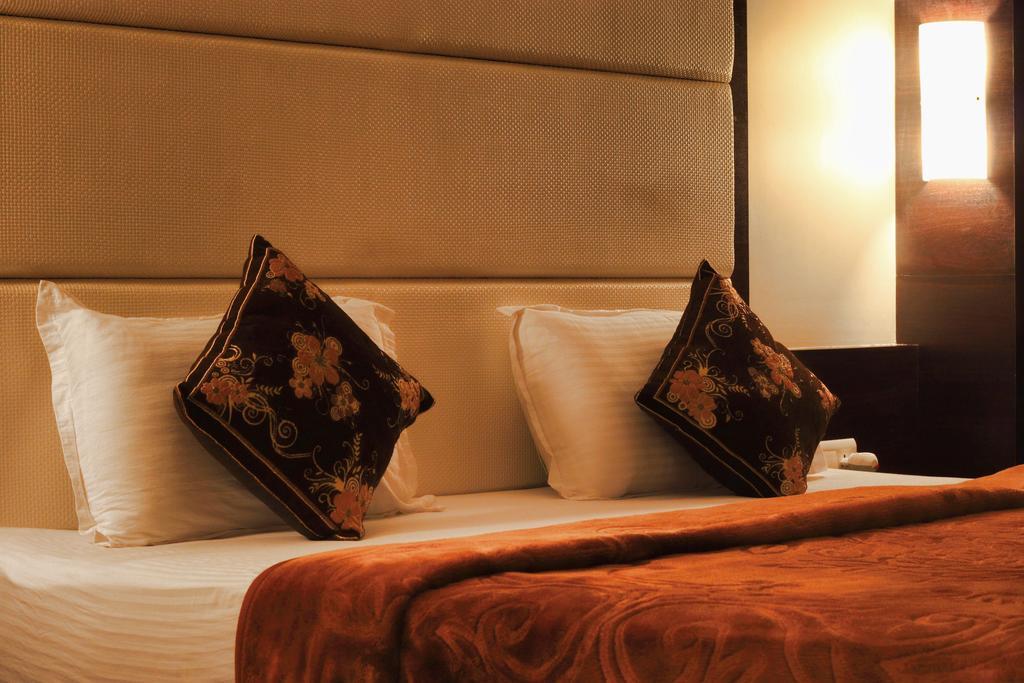 Hotel Apex Surat Oda fotoğraf