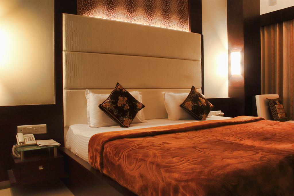 Hotel Apex Surat Oda fotoğraf