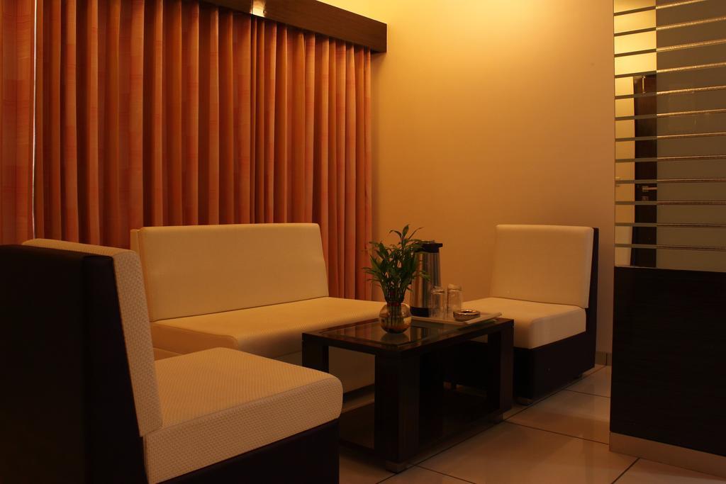Hotel Apex Surat Oda fotoğraf
