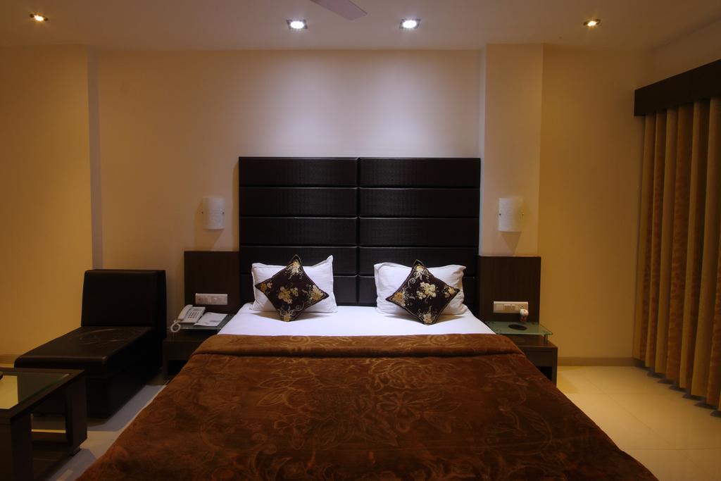 Hotel Apex Surat Oda fotoğraf